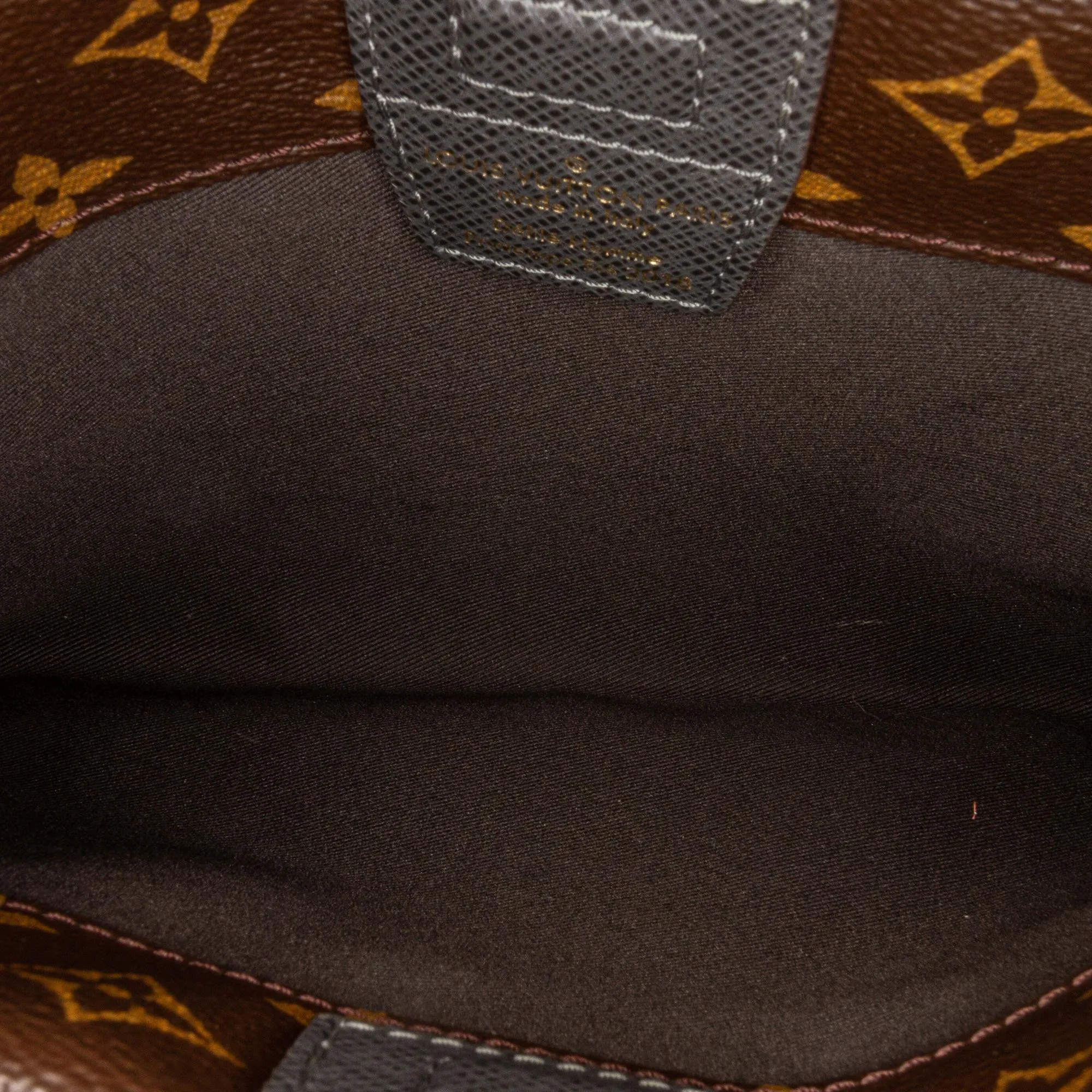 Louis Vuitton Monogram Pacific Outdoor Pouch (SHG-1lMqra)