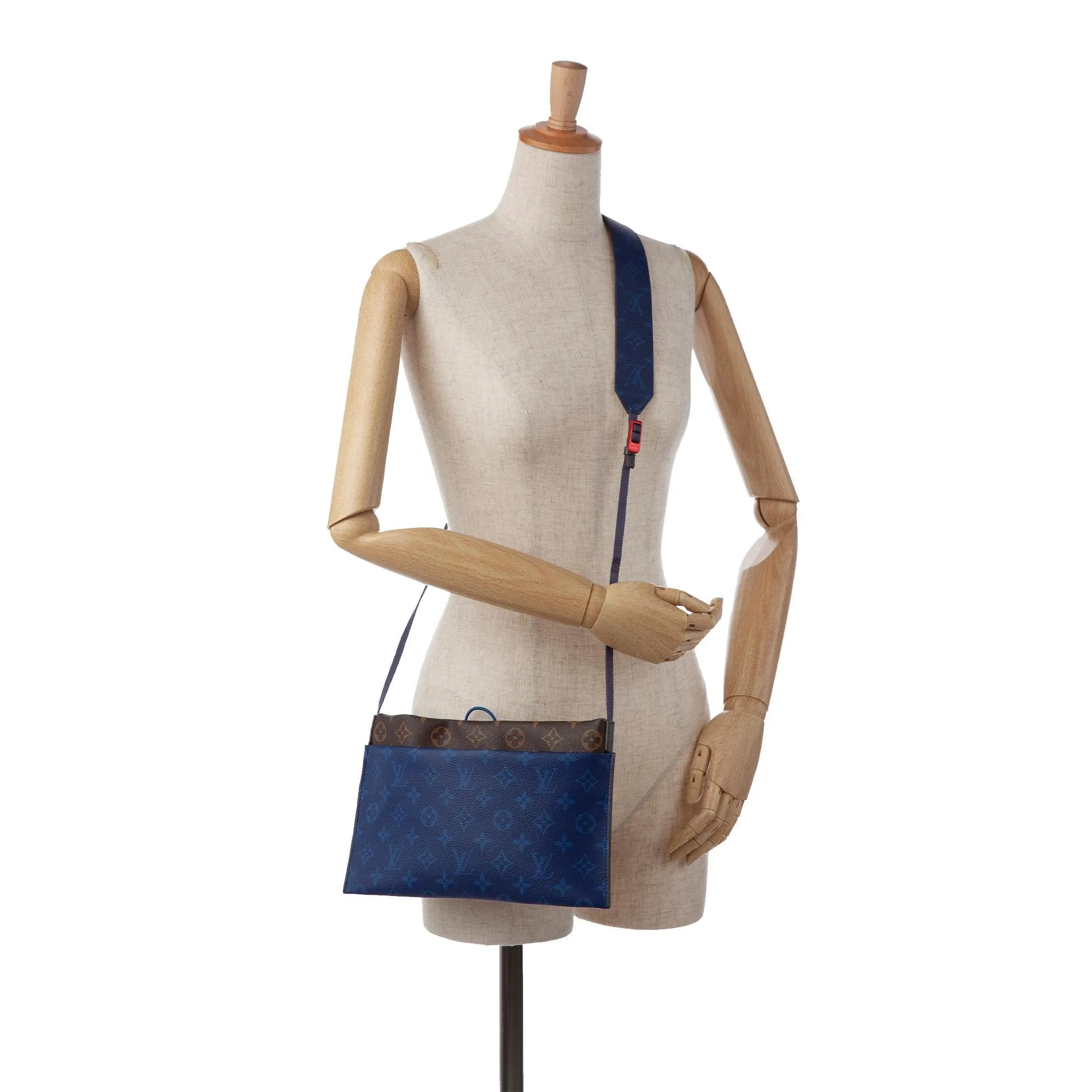 Louis Vuitton Monogram Pacific Outdoor Pouch (SHG-1lMqra)