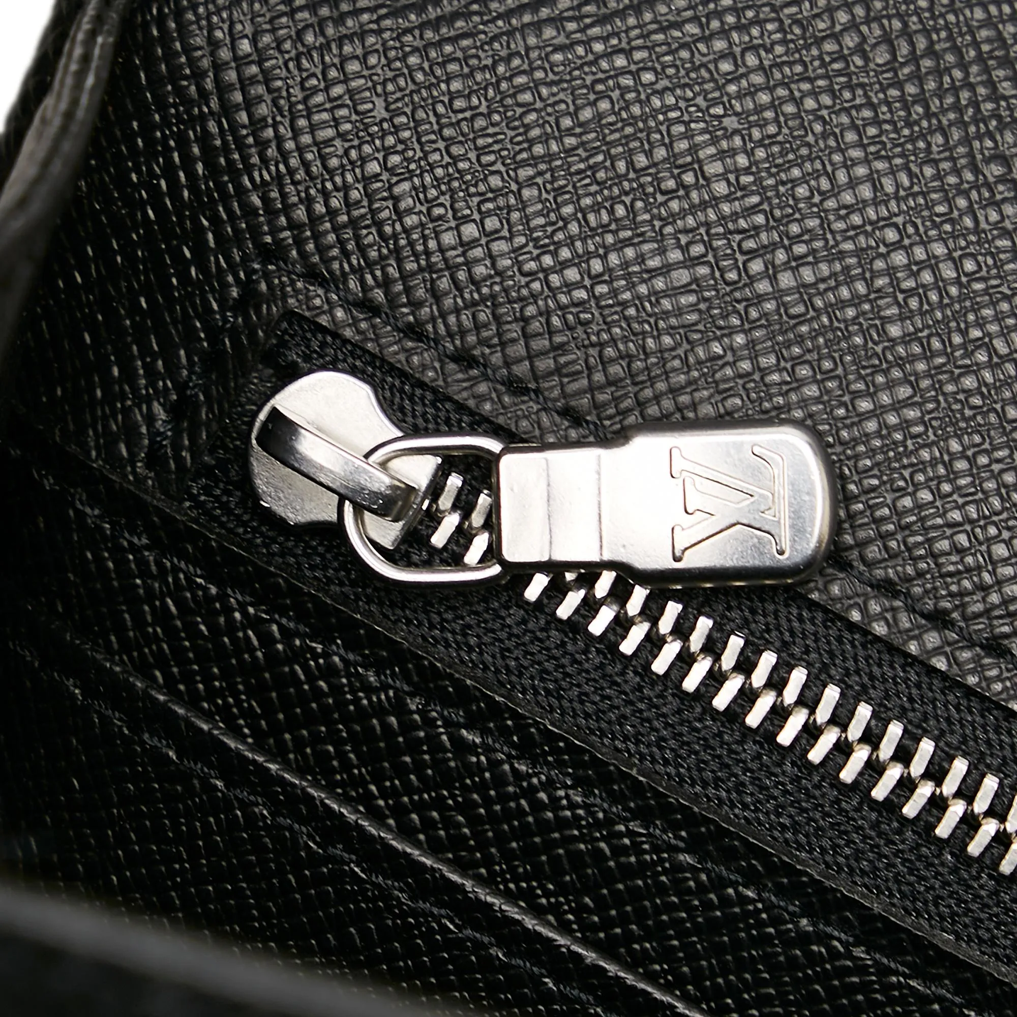 Louis Vuitton Taiga Selenga (SHG-ac5zUF)